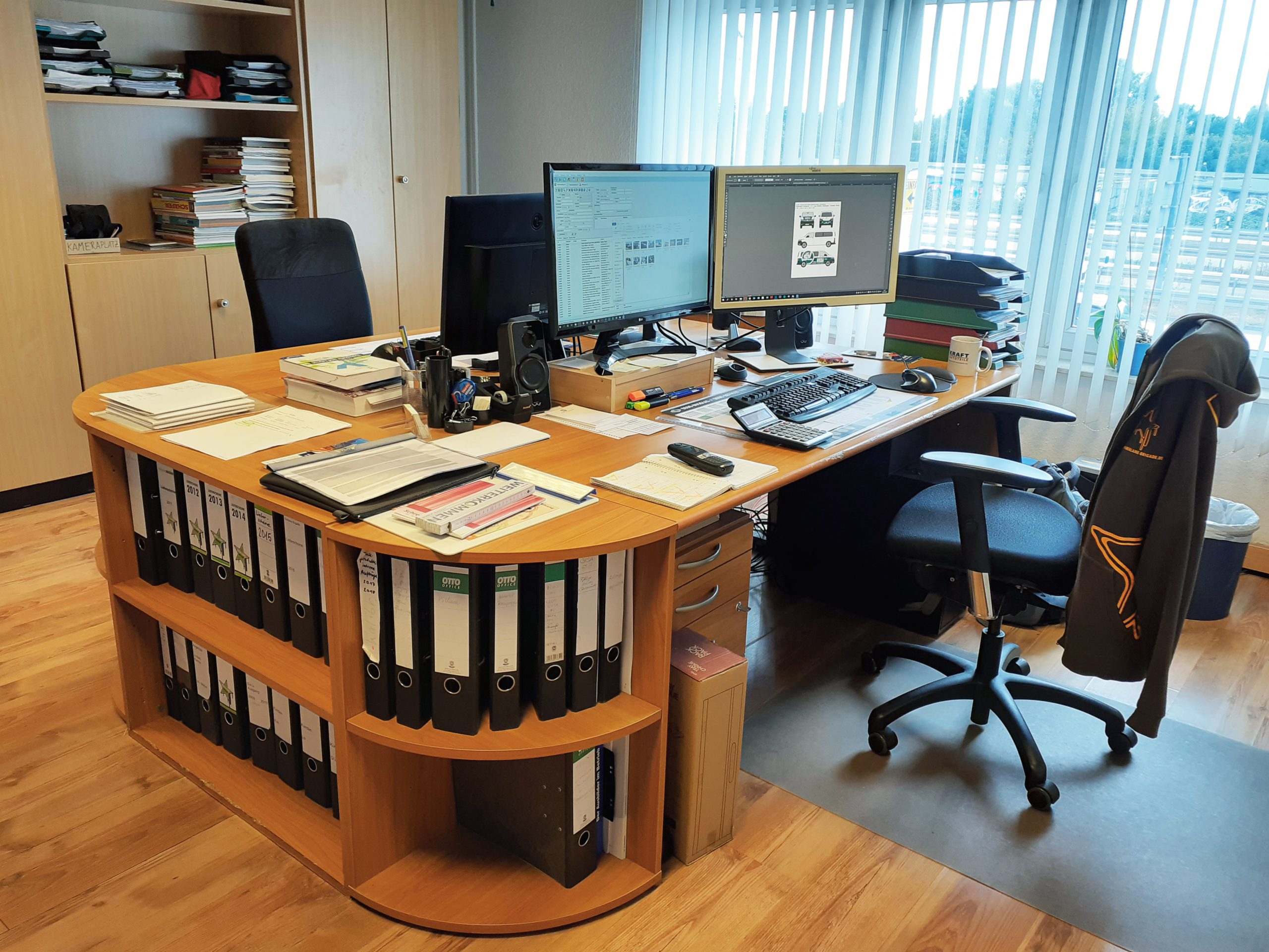 Schreibtische im Büro mit Monitoren